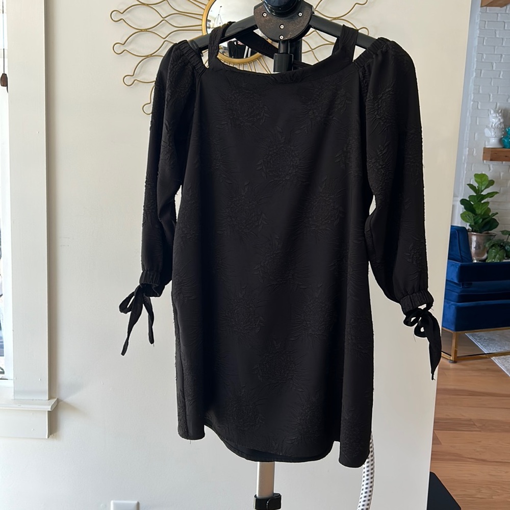 Pretty off-shoulder dress with tie sleeves and tie around shoulder